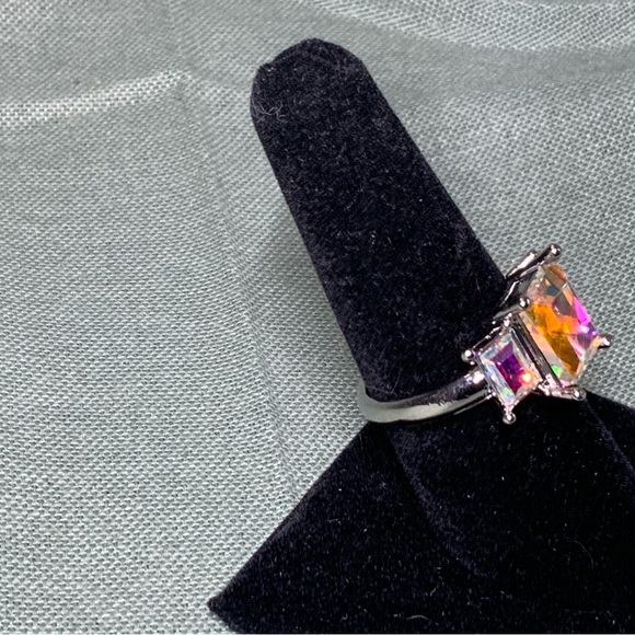 Aurora CZ 3 Stone Fashion Ring Size 8 - Picture 4 of 5